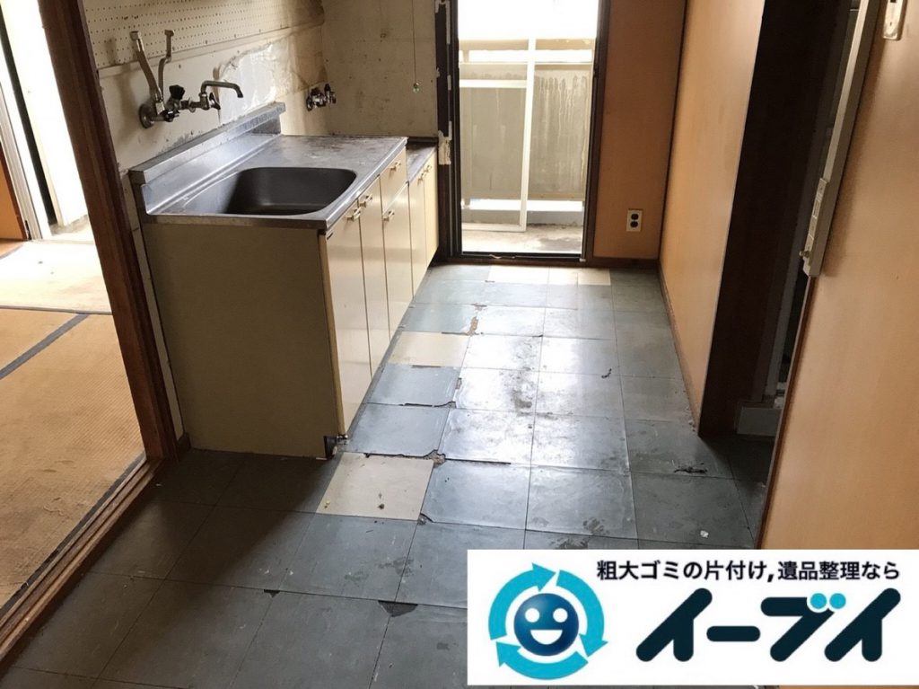 2019年3月13日大阪府堺市南区で物やゴミが散乱した台所の不用品回収。写真2