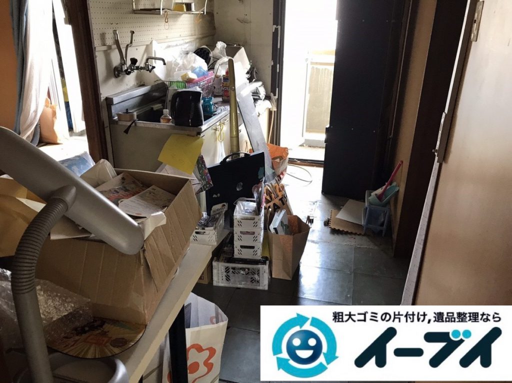 2019年3月13日大阪府堺市南区で物やゴミが散乱した台所の不用品回収。写真1