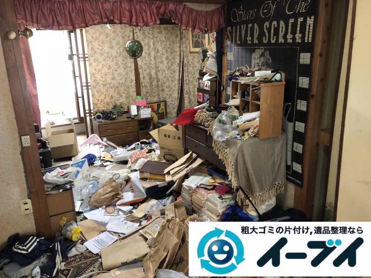 2019年3月16日大阪府堺市美原区で押しの踏み場がない物が散乱したゴミ屋敷の片付け。写真1