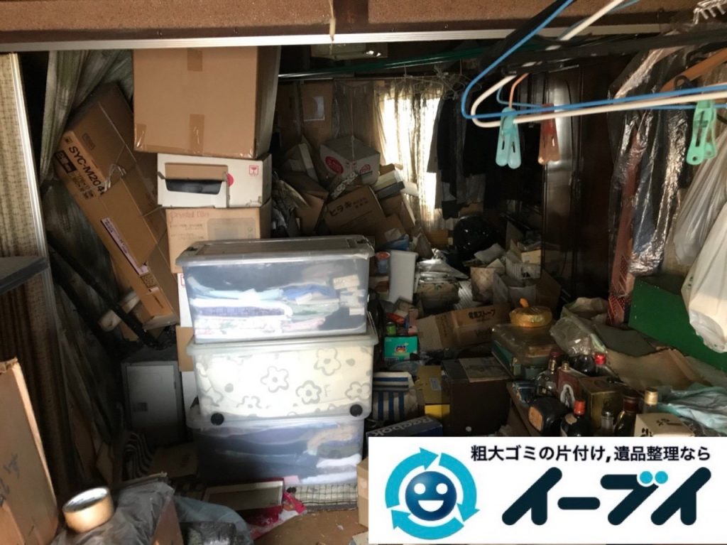 2019年5月3日大阪府堺市西区で箪笥や生活用品が散乱したゴミ屋敷の片付け作業。写真1