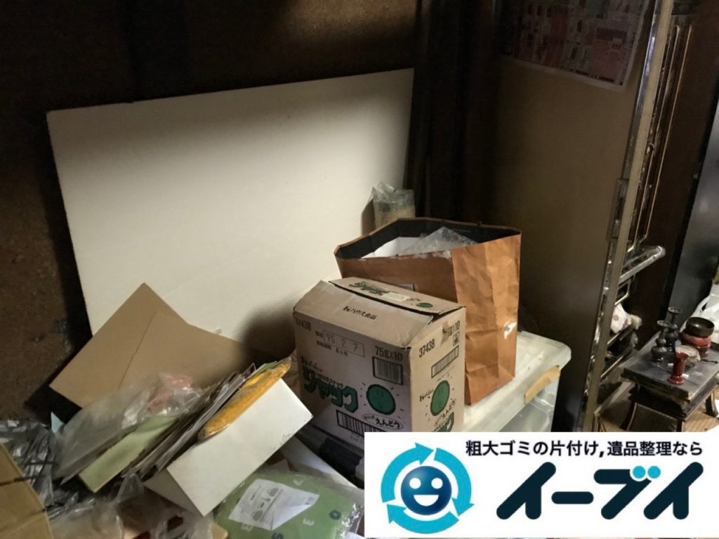 2019年5月25日大阪府豊中市でタンスの粗大ゴミ処分をはじめ、生活用品や生活ゴミが散乱したゴミ屋敷の片付け作業。写真3