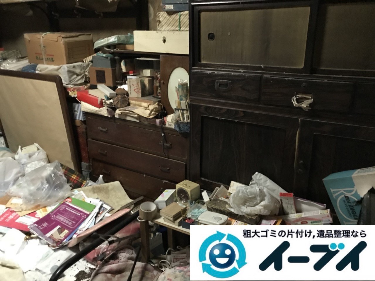 2019年5月25日大阪府豊中市でタンスの粗大ゴミ処分をはじめ、生活用品や生活ゴミが散乱したゴミ屋敷の片付け作業。写真1