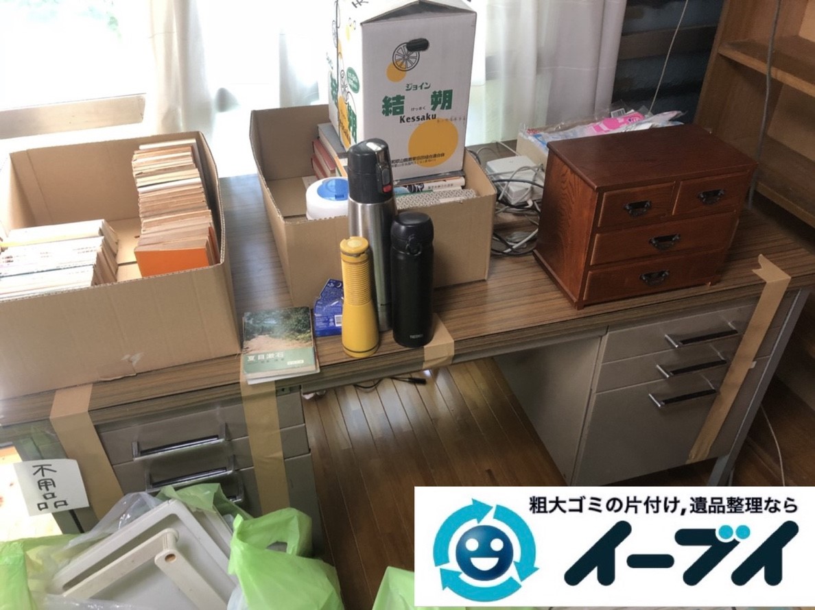 2019年5月6日大阪府大阪市淀川区で椅子や収納棚の家具の粗大ゴミ処分。写真1