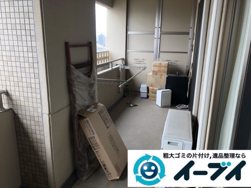 2019年5月29日大阪府大阪市北区でマンションのベランダの不用品回収作業。写真1