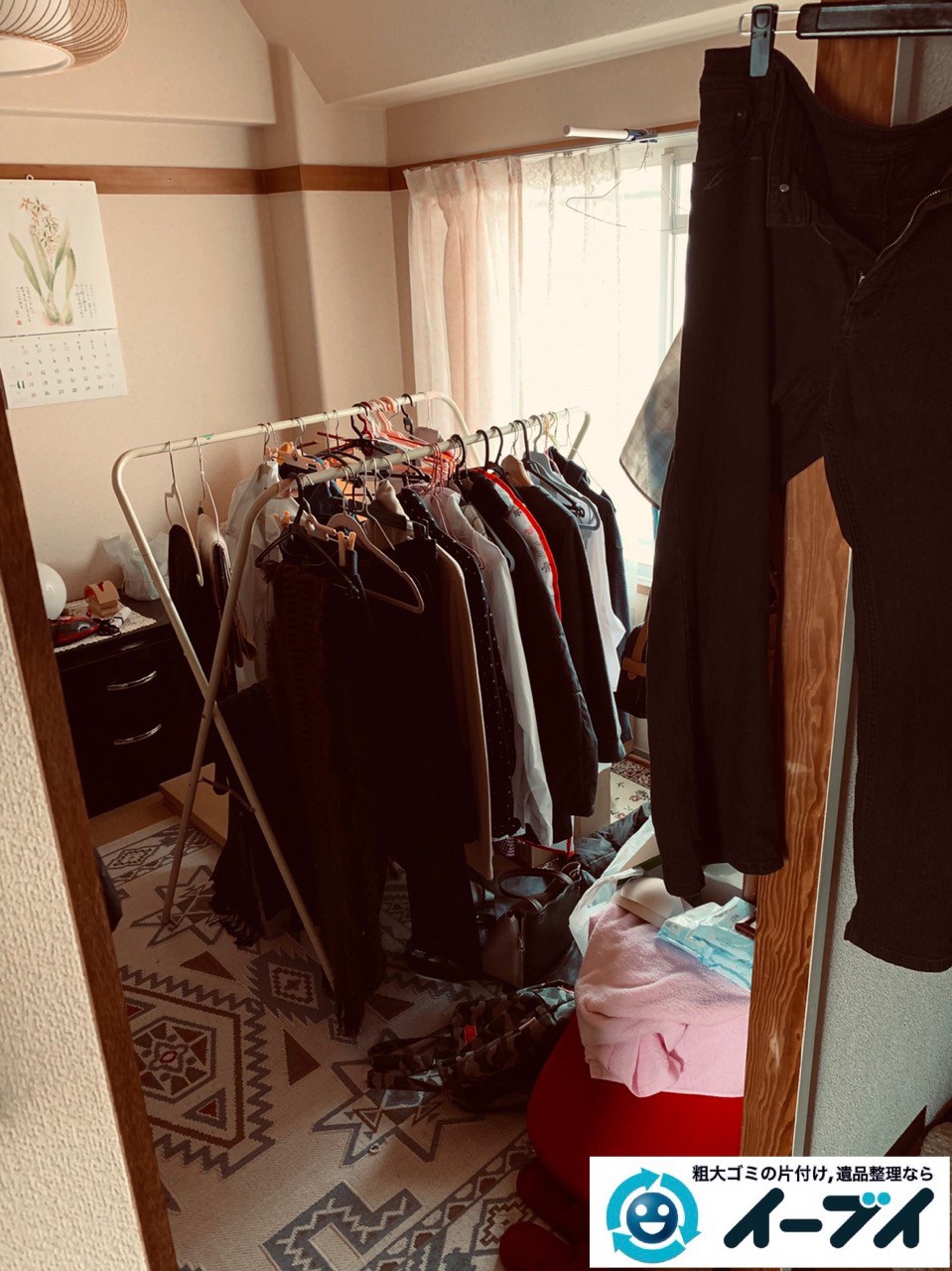 2019年４月３０日大阪府大阪市中央区で衣類や散乱した生活用品などの不用品回収。写真3