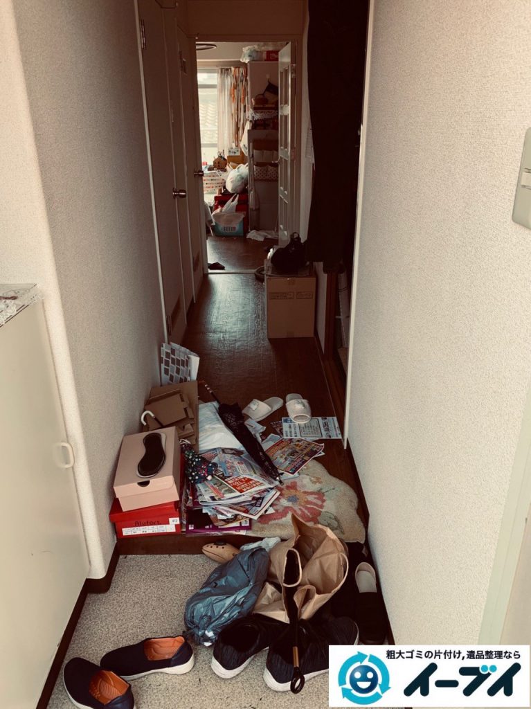 2019年４月３０日大阪府大阪市中央区で衣類や散乱した生活用品などの不用品回収。写真1