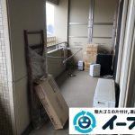 大阪府大阪市北区でマンションのベランダの不用品回収作業。