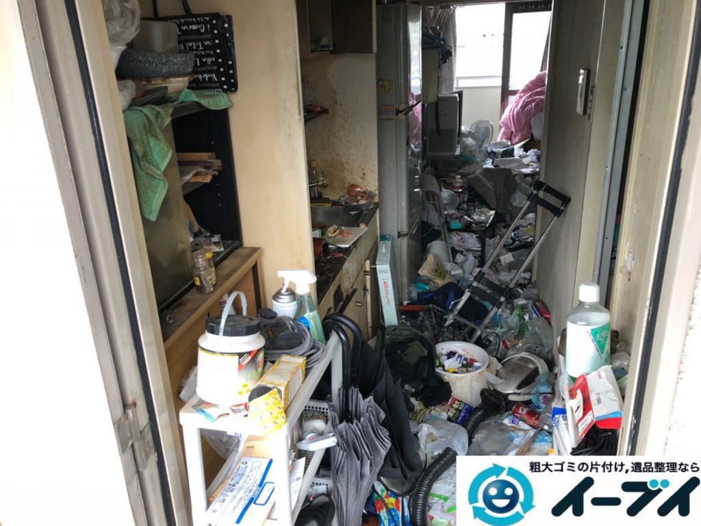 2019年8月7日大阪府大阪市東成区で生活用品や生活ゴミが散乱したゴミ屋敷の片付け作業。写真1