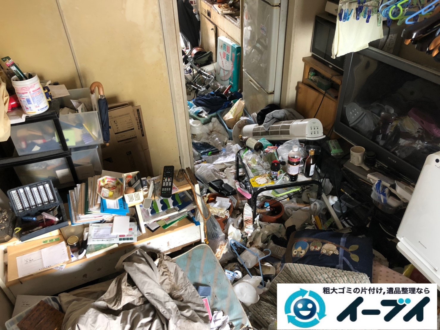 2019年7月10日大阪府堺市中区で食品ゴミや生活ゴミが散乱したゴミ屋敷の片付け作業。写真3