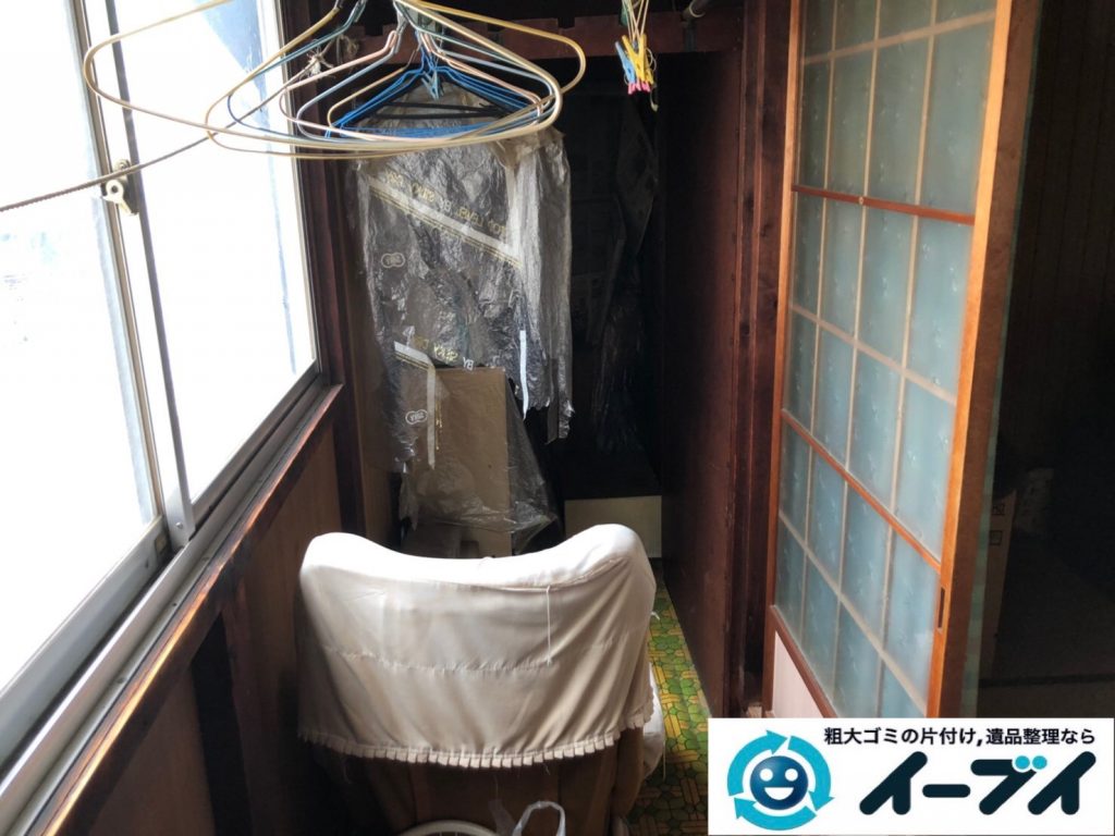 2019年7月23日大阪府堺市美原区で廊下に溜まった不用品回収作業。写真3