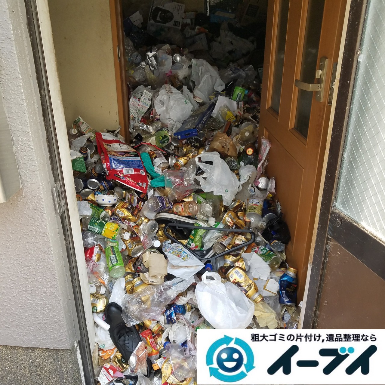 2019年8月28日大阪府大阪市此花区でペットボトルの食品ゴミや生活ゴミが散乱したゴミ屋敷の片付け作業。写真2