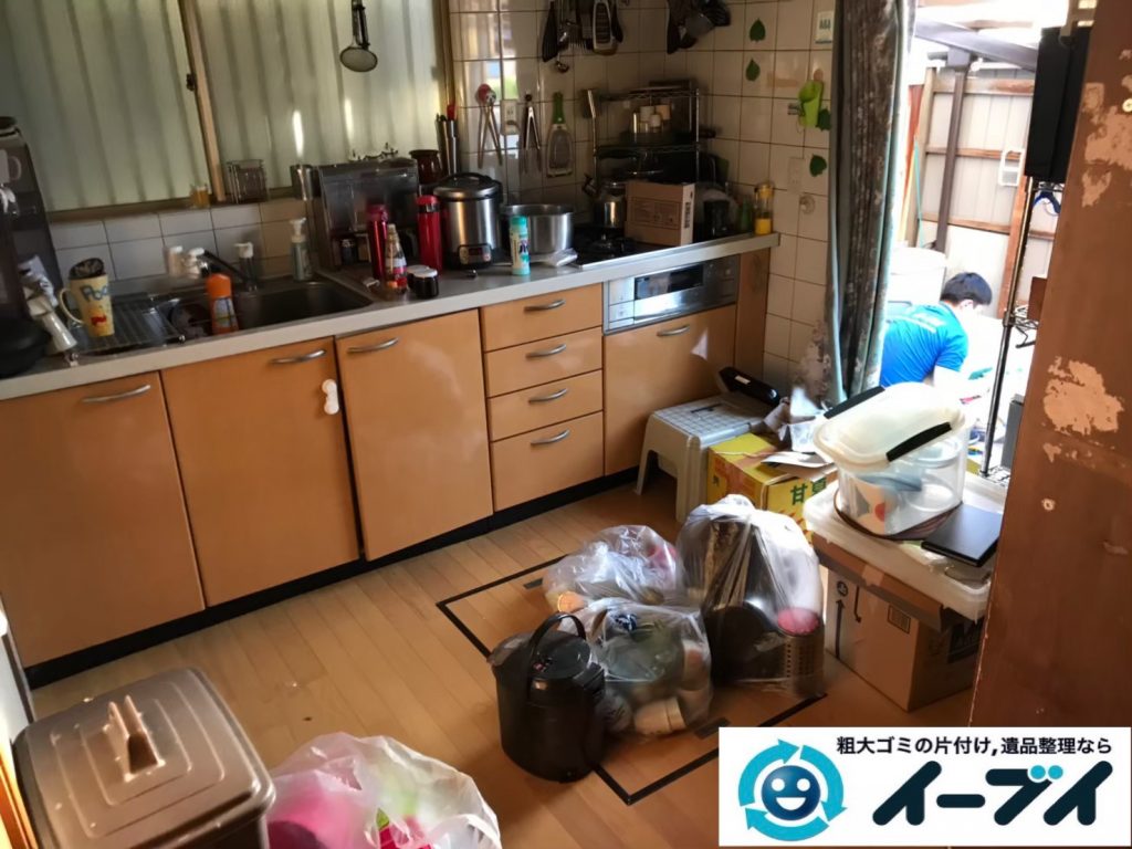 2019年9月2日大阪府大阪市浪速区で食器棚やスチールラックや台所の片付け作業。写真1