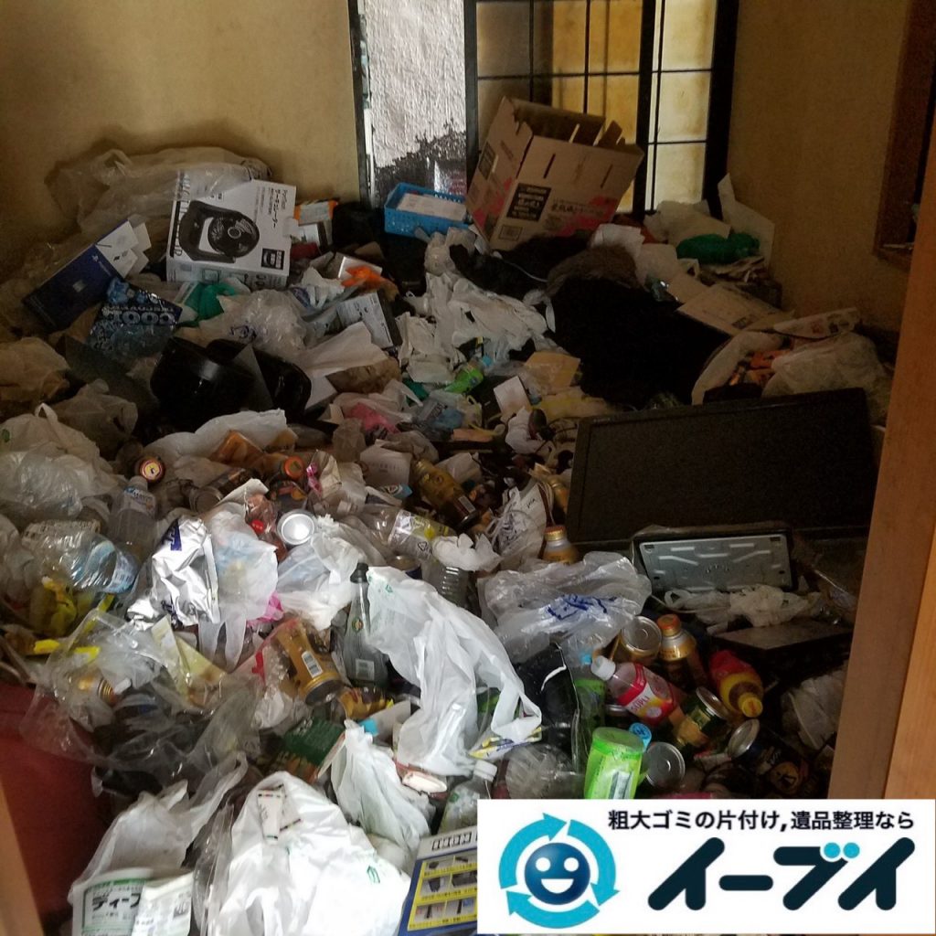 2019年9月11日大阪府大阪市福島区で食品ゴミや生活ゴミが散乱したゴミ屋敷の片付け作業。写真5