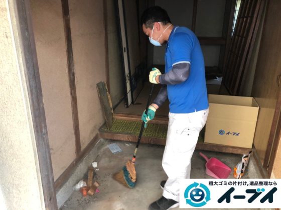 2019年12月5日大阪府大阪市港区で不用品回収させていただいた後の、ゴミなどの散乱した片付け作業。写真2