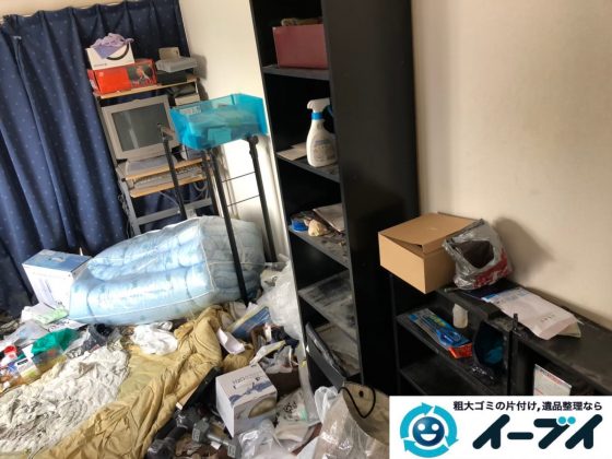 2020年1月2日大阪府大阪市港区で生活用品や生活ゴミが散乱したゴミ屋敷の片付け作業。写真3