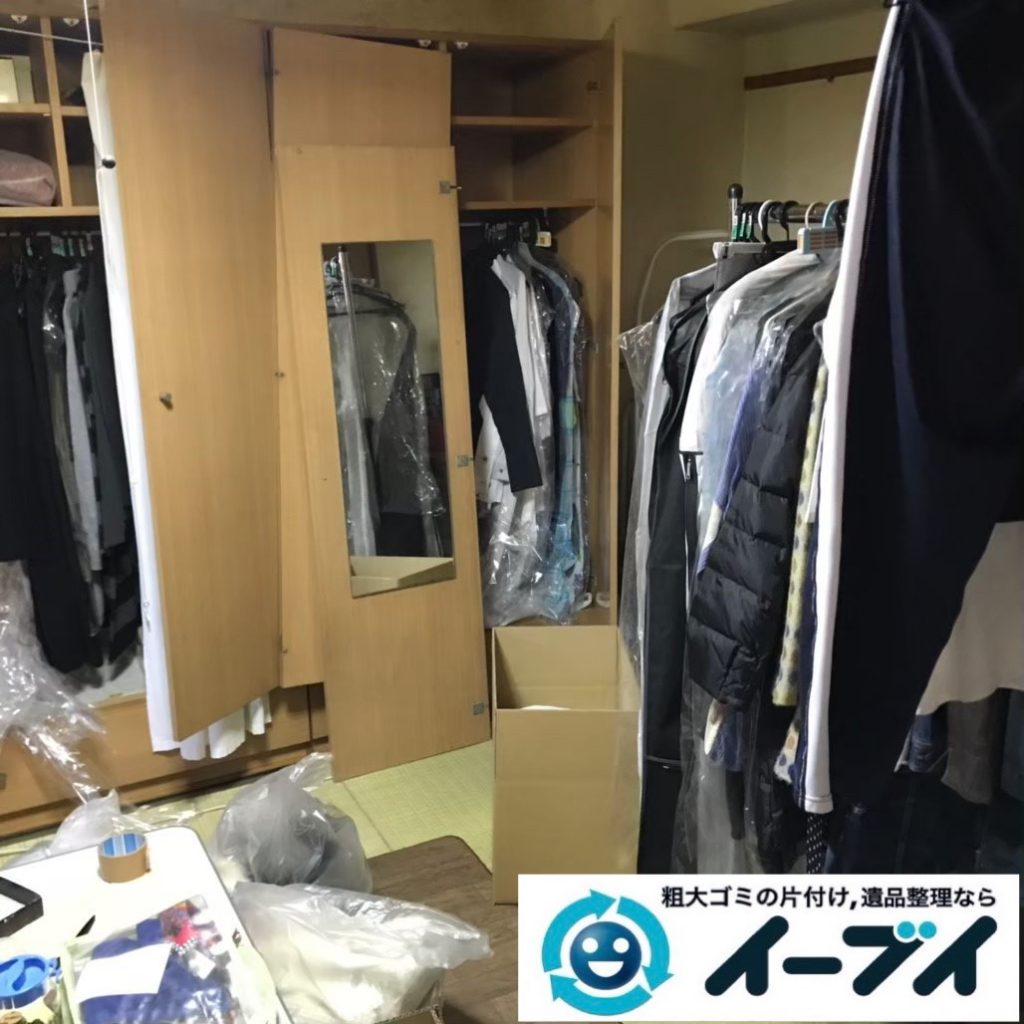 2020年1月14日大阪府門真市で粗大ゴミや衣類、生活用品が散乱したお部屋の不用品回収作業。写真1