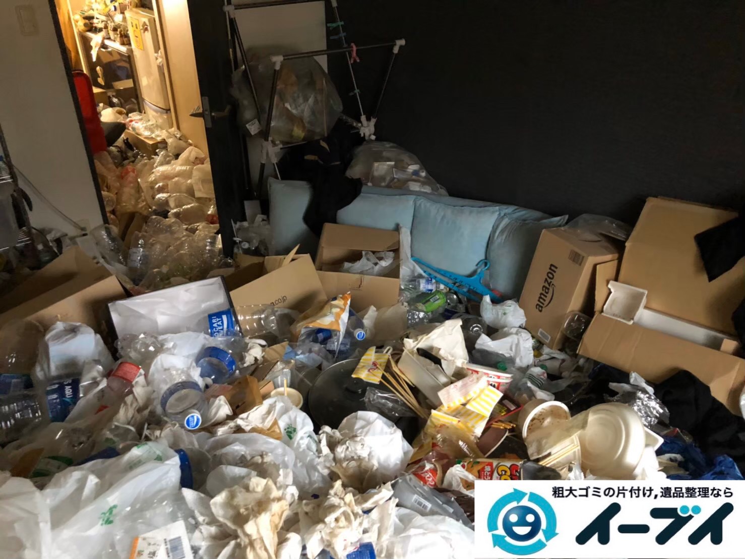 2020年４月１５日大阪府大阪市旭区で生活ゴミや食品ゴミが散乱したゴミ屋敷の片付け作業。写真3