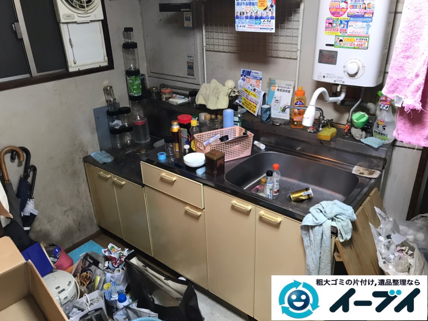 2020年５月２０日大阪府堺市中区でゴミ屋敷化した台所の片付け作業。写真1