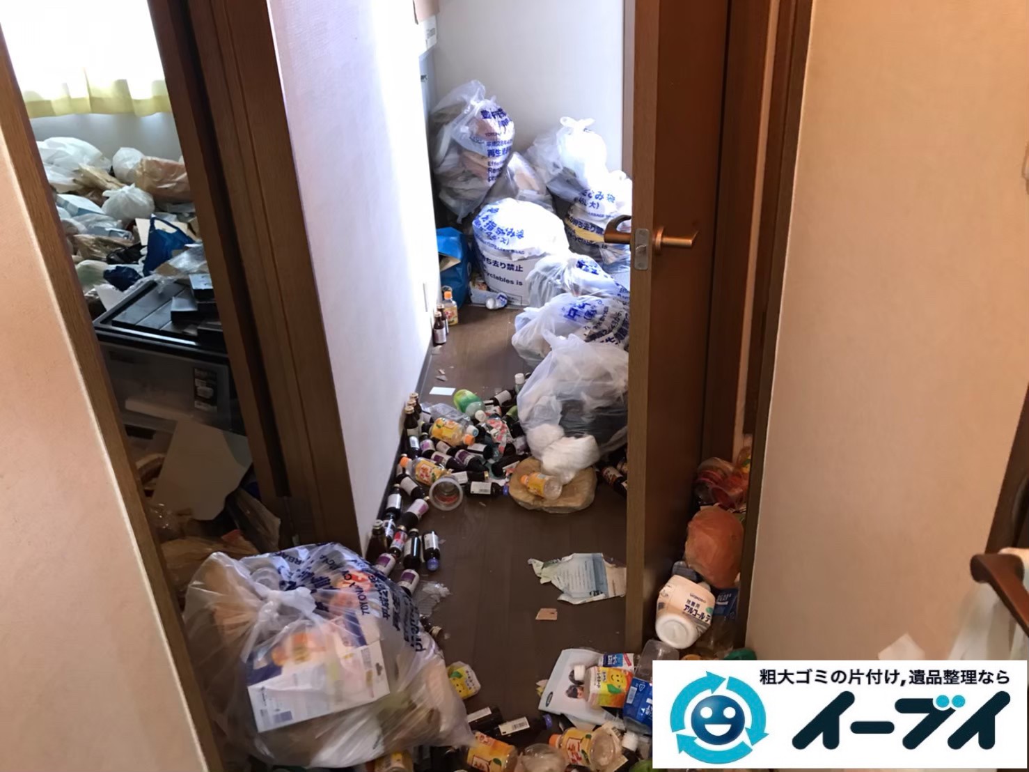 2020年5月11日大阪府大阪市淀川区で退去に伴い、ゴミが散乱したごみ屋敷の片付け作業。写真3