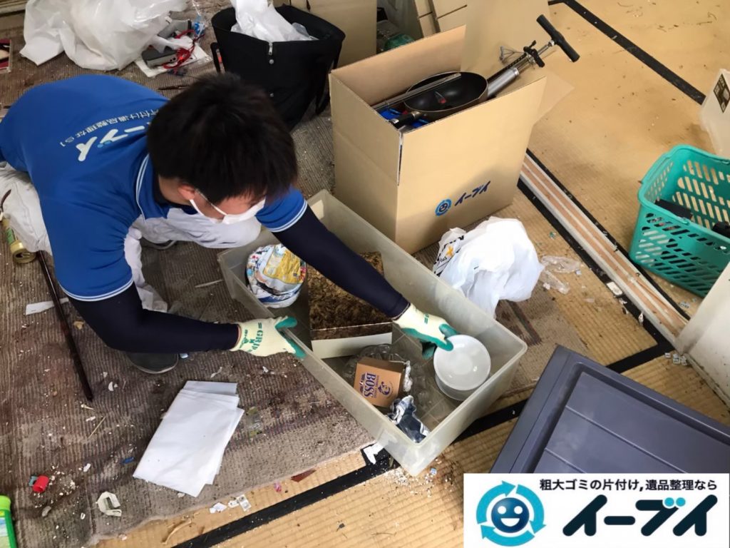 2020年7月20日大阪府千早赤阪でゴミ屋敷化した汚部屋の片付け作業。写真4