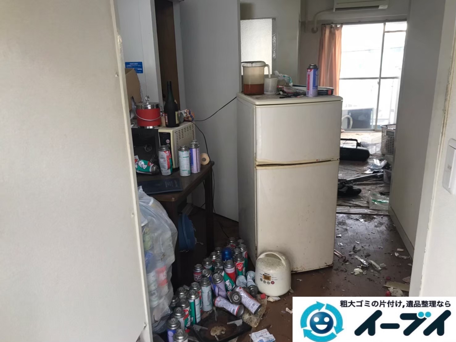2020年7月10日大阪府交野市で不要な物やゴミが散乱しゴミ屋敷化した汚部屋の片付け作業です。写真1