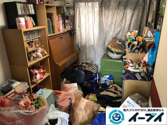 2020年8月10日大阪府大阪市西区で粗大ゴミや生活用品、日用ゴミが散乱したゴミ屋敷の片付け作業。写真2