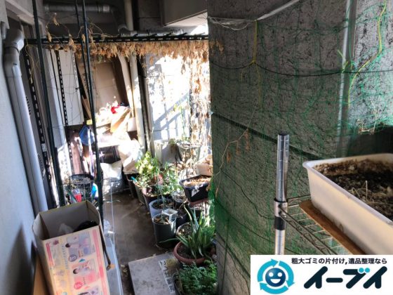 2020年8月28日大阪府大阪市東成区で不要な物が溜まったベランダの片付け作業です。写真3