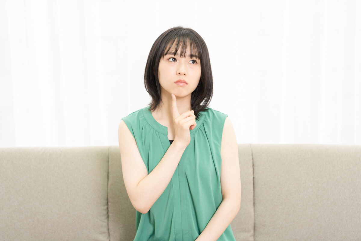 考え事をしている女性の写真