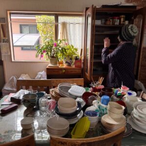 食器をテーブルに並べている写真