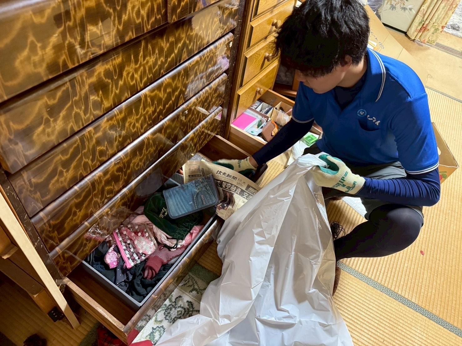 遺品整理作業をするイーブイ作業員の写真