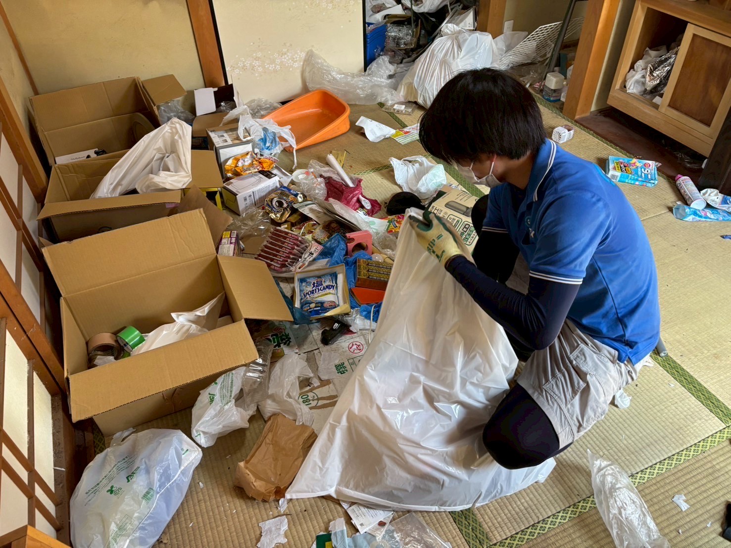 清掃作業をするイーブイ従業員