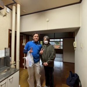 イーブイ大阪-不用品回収-大阪市城東区のお客様とのお写真