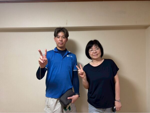茨木市 不用品回収・大型家具解体作業後のお客様との記念写真 イーブイ