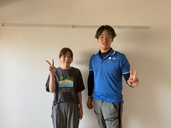 大阪市西区のマンション前でベッド回収完了後にお客様と笑顔で並ぶイーブイの作業スタッフ