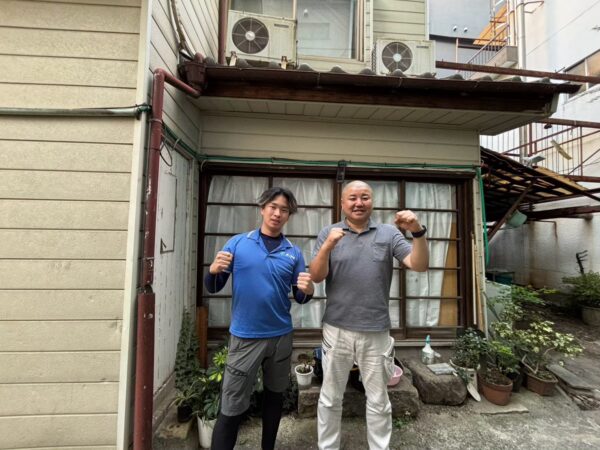 大阪市北区の一軒家で遺品整理作業完了後にお客様と笑顔で並ぶイーブイの作業スタッフ