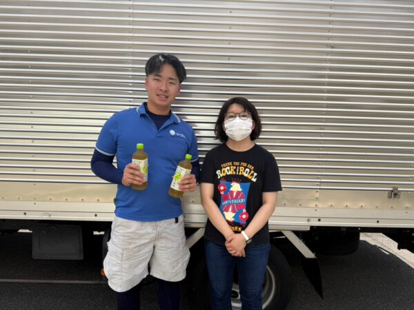 京都市西京区の一軒家前でお庭の不用品回収完了後にお客様と笑顔で並ぶイーブイの作業スタッフ