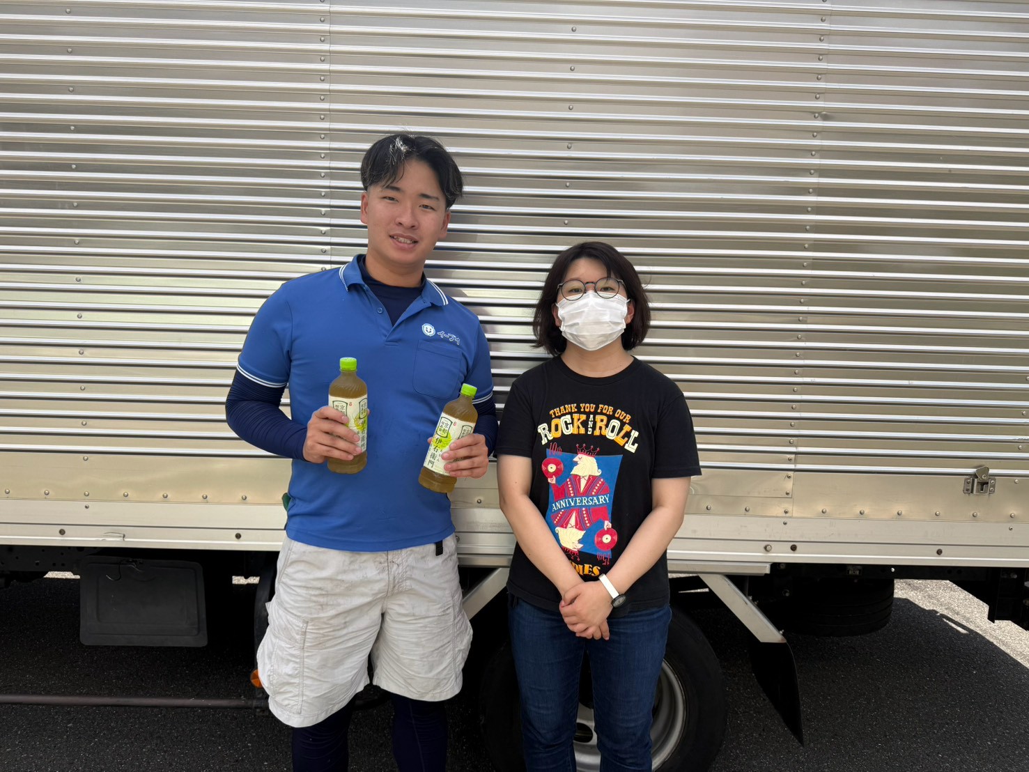 京都市西京区の一軒家前でお庭の不用品回収完了後にお客様と笑顔で並ぶイーブイの作業スタッフ