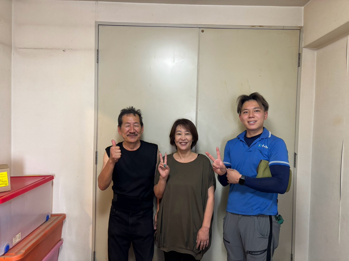 尼崎市の不用品回収｜マンション5階から婚礼ダンス2竿・学習机2台・タイヤ一括搬出