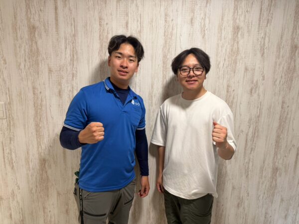 大阪市西淀川区のマンション前で引越しに伴う不用品回収完了後にお客様と笑顔で並ぶイーブイの作業スタッフ