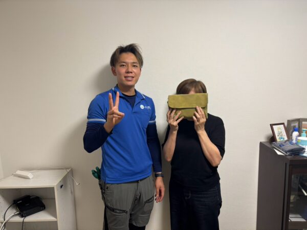 尼崎市のマンション前で家具買い替えに伴う不用品回収完了後にお客様と笑顔で並ぶイーブイの作業スタッフ