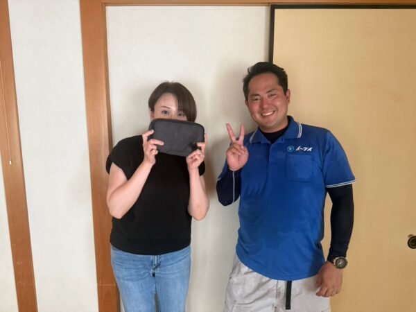 八尾市の一軒家前でエレクトーン回収と家具移動完了後にお客様と笑顔で並ぶイーブイの作業スタッフ