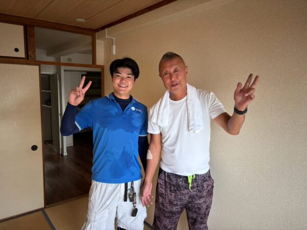 西宮市のマンション前でお引越しサポート完了後にお客様と笑顔で並ぶイーブイの作業スタッフ