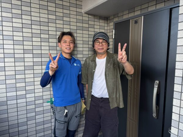 大阪市港区のマンション前でダイニングテーブルセットの回収完了後にお客様と笑顔で並ぶイーブイの作業スタッフ