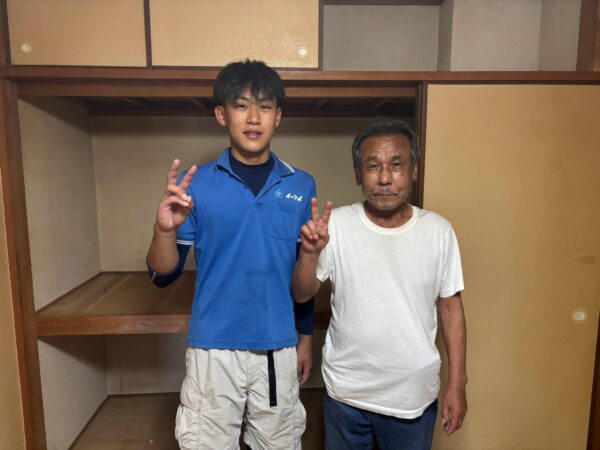 大阪市西淀川区のマンション前で生前整理に伴う家財回収完了後にお客様と笑顔で並ぶイーブイの作業スタッフ