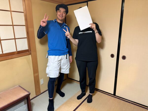 八尾市の戸建て住宅前で屋根裏の不用品回収完了後にお客様と笑顔で並ぶイーブイの作業スタッフ