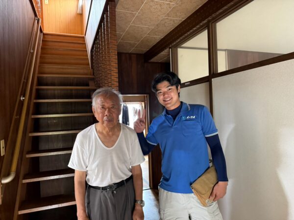 枚方市の戸建て住宅前で飾り棚や額縁の単品回収完了後にお客様と笑顔で並ぶイーブイの作業スタッフ