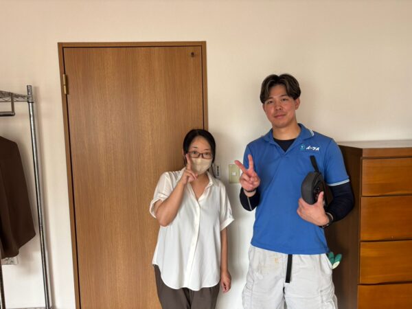 大阪市東淀川区でお引越しと不用品処分の作業完了後にお客様と笑顔で並ぶイーブイの作業スタッフ
