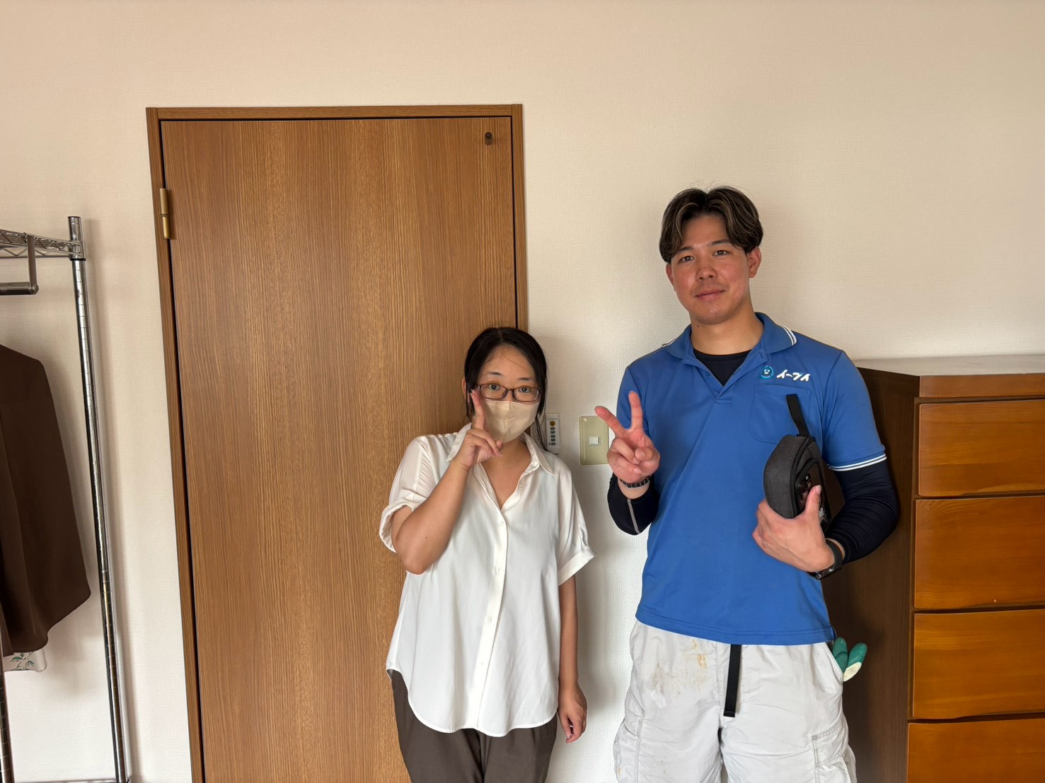 大阪市東淀川区でお引越しと不用品処分の作業完了後にお客様と笑顔で並ぶイーブイの作業スタッフ