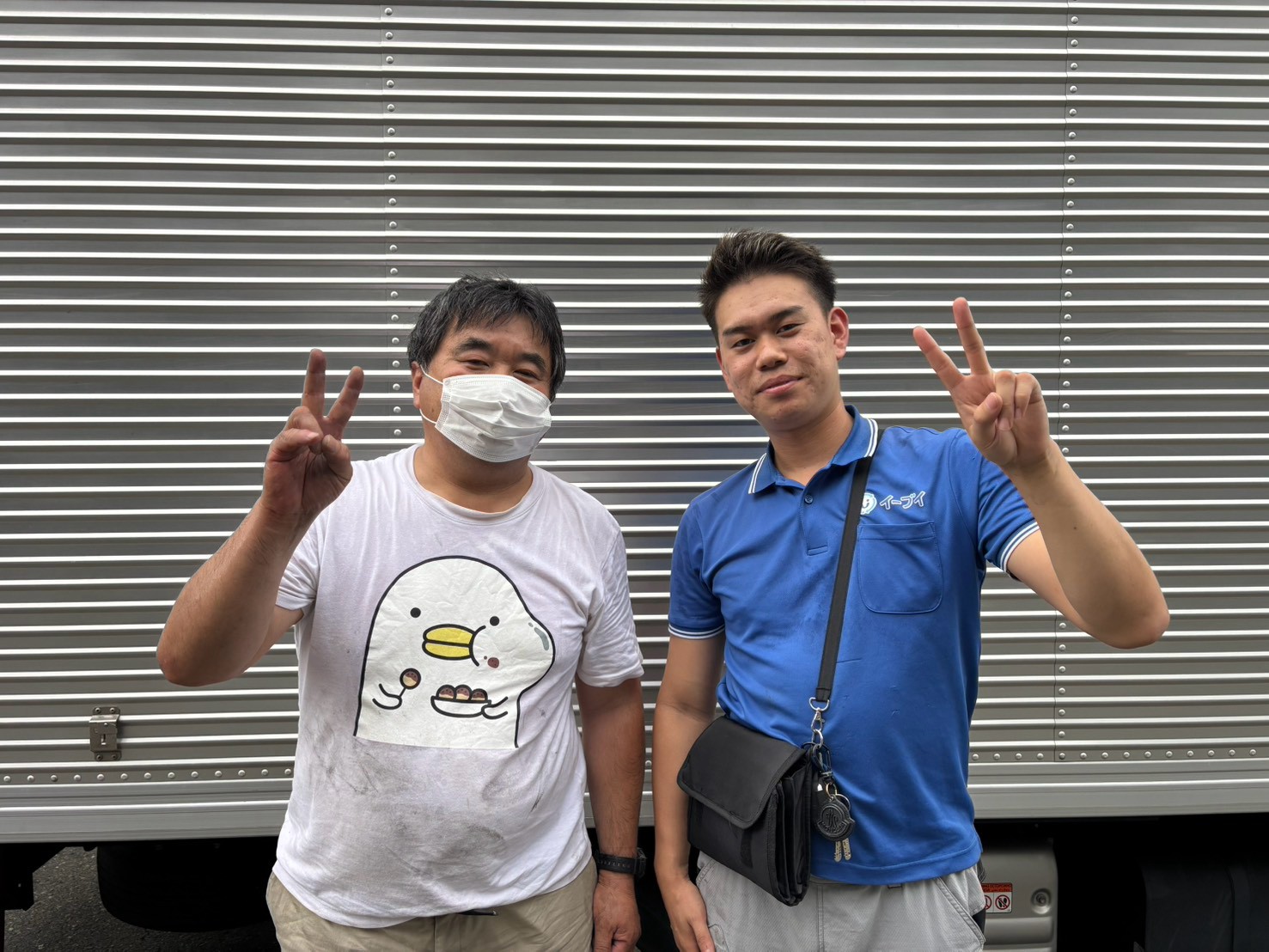 東大阪市のイーブイ倉庫前で石灰や段ボールの持ち込み回収完了後にお客様と笑顔で並ぶ作業スタッフ