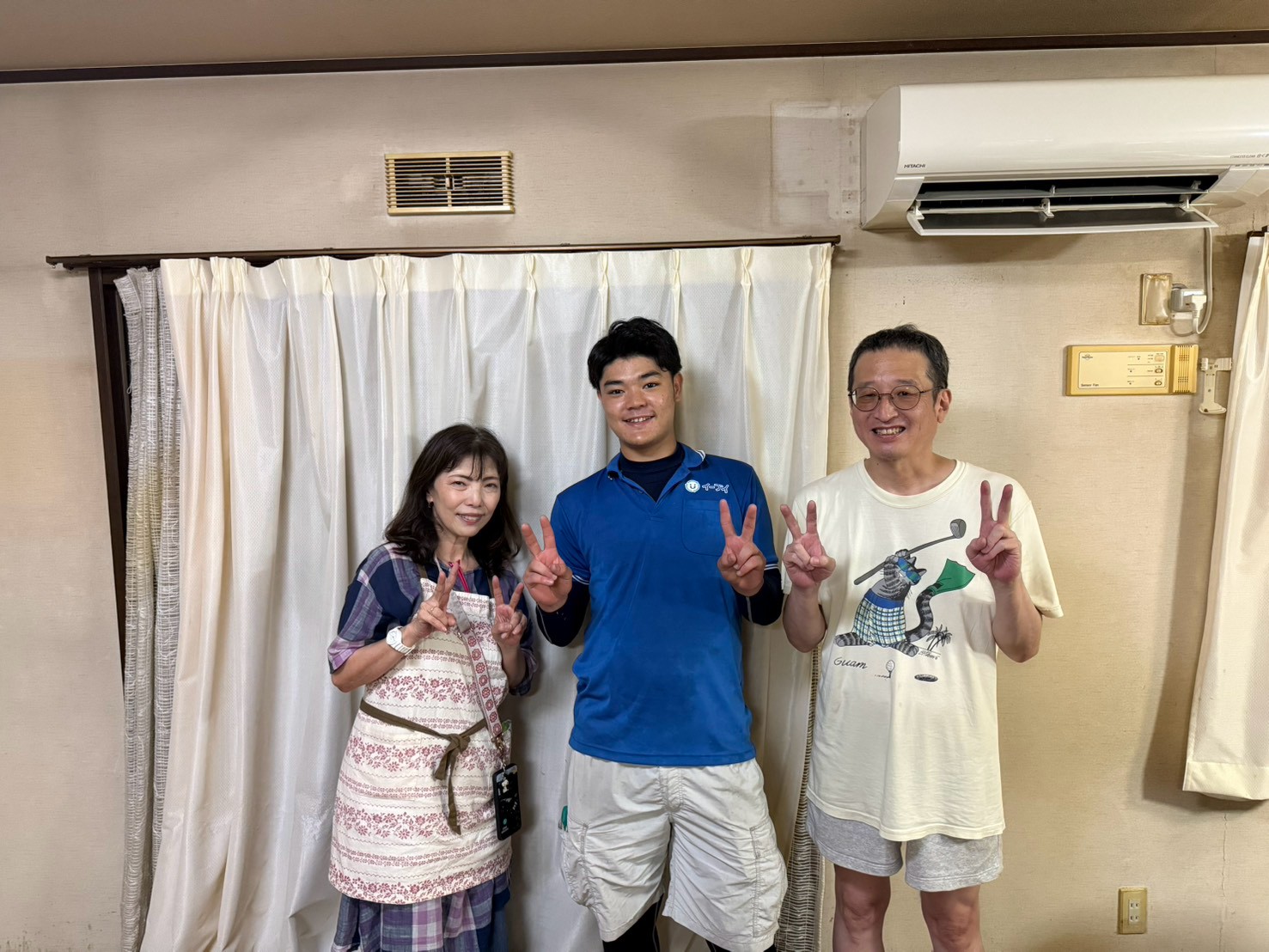 枚方市の2階建て一軒家前で遺品整理の家財搬出完了後にお客様と笑顔で並ぶイーブイの作業スタッフ